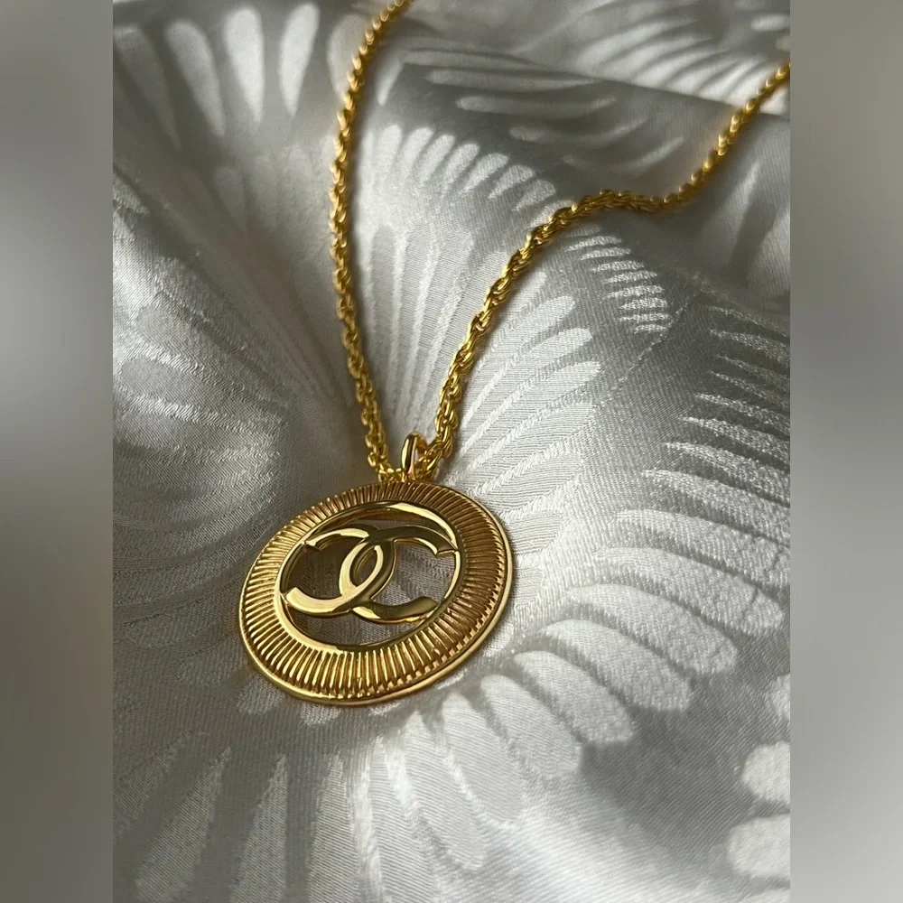 Large Vintage Round CC Chanel Necklace - Picture 7 of 11